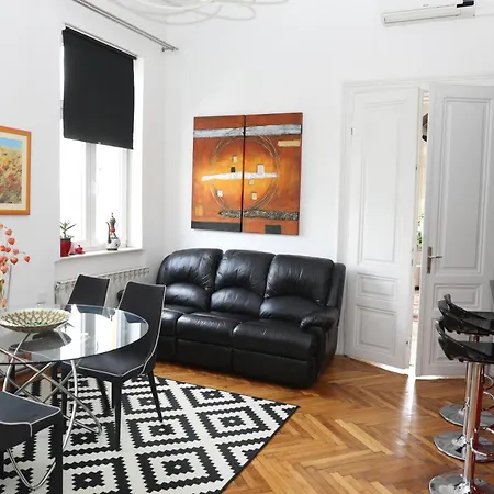 Historijski Luksuz U Starom Gradu, Garage Parking *