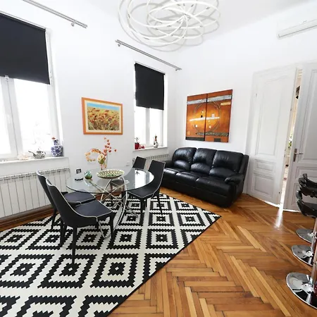 Apartamento Historijski Luksuz U Starom Gradu, Garage Parking